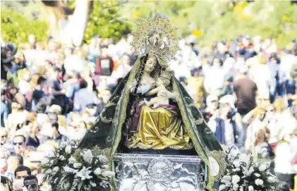  ?? TONI GUDIEL ?? La Virgen del Puerto y el Niño, con las coronas que han sido robadas.