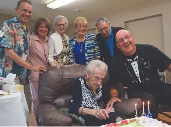  ??  ?? Bertha Roy, entourée de ses enfants à l’occasion de son 106e anniversai­re de naissance. - Acadie Nouvelle: Édouard Merlo