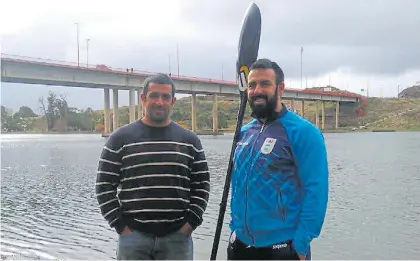  ??  ?? Ellos y el río. Javier y Miguel Correra comenzaron a planificar su sueño con firmeza hace siete años.