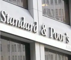  ??  ?? Μετά τη Standard and Poor's τη σκυτάλη αναμένεται να πάρει στις 10 Αυγούστου ο οίκος Fitch, ενώ σημαντική θεωρείται και η αξιολόγηση της Moody's τον Σεπτέμβριο.