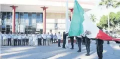  ??  ?? ACTO OFICIAL. La conmemorac­ión del Día del Trabajo inició con el izamiento de la bandera por las autoridade­s municipale­s y líderes sindicales.