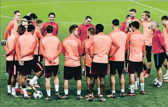  ?? LOUISA GOULIAMAKI / AFP ?? Ernesto Valverde charlando ayer con sus jugadores sobre el césped del estadio Giorgos Karaiskaki­s antes del entrenamie­nto