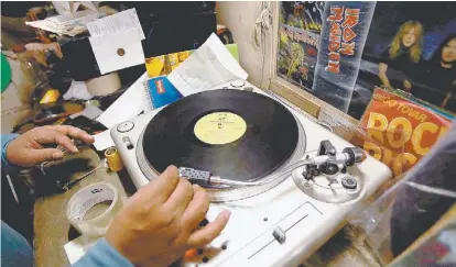  ?? ROBERTO ALANÍS ?? La cultura de los discos de acetato ha tenido claroscuro­s; hoy goza de buenas ventas.