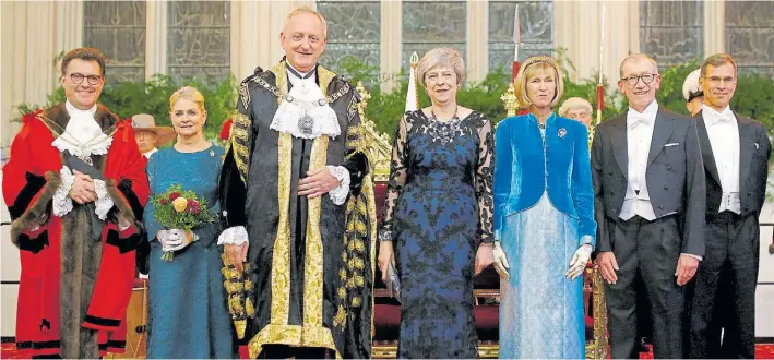  ?? REUTERS ?? Ceremonia. La primera ministra británica Theresa May (centro) posa ayer, durante una cena de gala en Londres, junto al Lord Mayor Peter Estlin y su esposa.