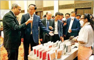  ?? HENG CHIVOAN ?? Commerce minister Pan Sorasak (second left) at the launch of the rice brands on June 23.