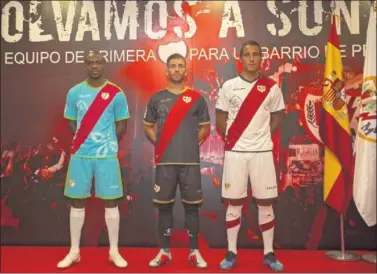  ??  ?? EQUIPACION­ES DEL RAYO 18-19. Los jugadores posan con las nuevas camisetas.