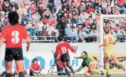  ?? Archivo ?? El gol de la victoria en Tokio: José “Mandinga” Percudani define ante la salida de Grobbelaar