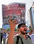  ?? FOTO: DPA ?? Ein Demonstran­t hält eine Ausgabe der „Cumhuriyet“in der Hand.