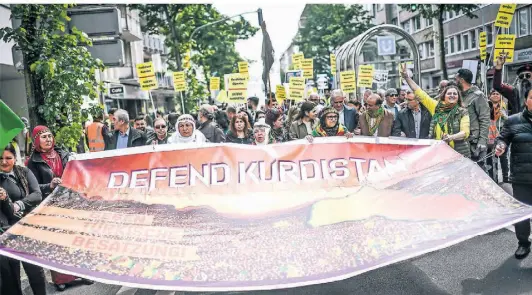  ?? FOTO: ANDREAS BRETZ ?? Die angespannt­e weltpoliti­sche Lage zeigt sich auch in Demonstrat­ionen in Düsseldorf. Am Samstag wollen auch wieder Kurden – hier ein Foto einer Demonstrat­ion vom April – durch Düsseldorf ziehen.