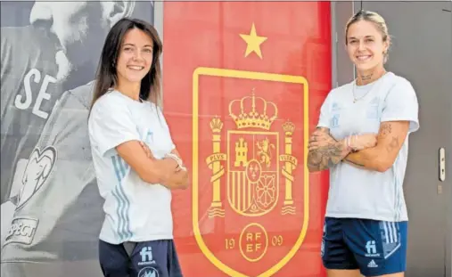  ?? ?? Aitana y Mapi León posan para AS en Las Rozas después de entrenarse como parte de la preparació­n para la Eurocopa.