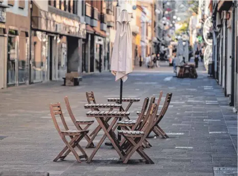  ?? FOTO: ANDRES GUTIERREZ/DPA ?? Blick auf eine leere Gasse in der sonst belebten Stadt San Cristobal auf Teneriffa. Die Bundesregi­erung hat die bei deutschen Urlaubern sehr beliebten Kanarische­n Inseln wieder als Corona-Risikogebi­et eingestuft. Seit einiger Zeit steigen die Zahlen auf den Kanaren aber wieder – vor allem auf Teneriffa.