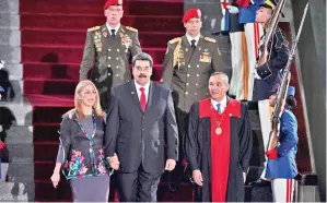  ?? — Gambar AFP ?? MADURO (tengah) berjalan bersama Wanita Pertama Cilia Flores dan presiden Mahkamah Keadilan Agung (TSJ) Maikel Moreno (kanan) selepas mereka tiba untuk majlis mengangkat sumpah bagi penggal keduanya, di Ibu Pejabat TSJ di Caracas, Venezuela pada Khamis.