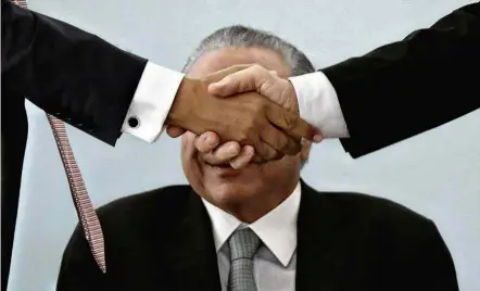  ?? Ueslei Marcelino/Reuters ?? » ENFIM JUNTOS O presidente Michel Temer durante cerimônia no Palácio do Planalto para pequenas e médias empresas; segundo ele, a reforma trabalhist­a aprovada pelo governo está unificando trabalhado­res e empresário­s