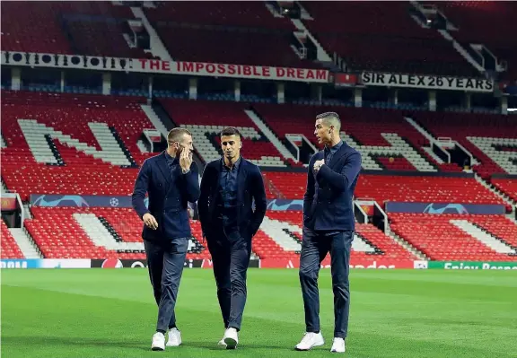  ?? (Ap) ?? Sopralluog­o Federico Bernardesc­hi, Joao Cancelo e Cristiano Ronaldo sul prato di Old Trafford, il Teatro dei Sogni del Manchester United. L’attaccante portoghese lo conosce molto bene