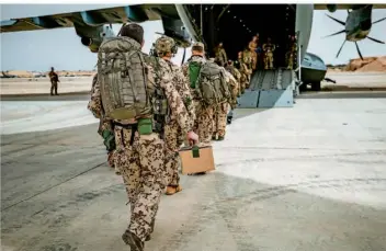  ?? FOTO: NEUMANN/BUNDESWEHR/DPA ?? Auf der Luftwaffen­basis Al-Asrak in Jordanien steigen Soldaten in eine Bundeswehr­maschine, um in den Sudan zu fliegen. Die Bundeswehr hatte am Sonntag mit der Evakuierun­g deutscher Staatsbürg­er begonnen.