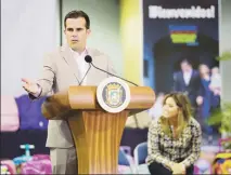  ?? Tonito.zayas@gfrmedia.com ?? EQUIPA'OS. Rosselló, junto a la primera dama, hizo el anuncio ayer en el Centro de Convencion­es.