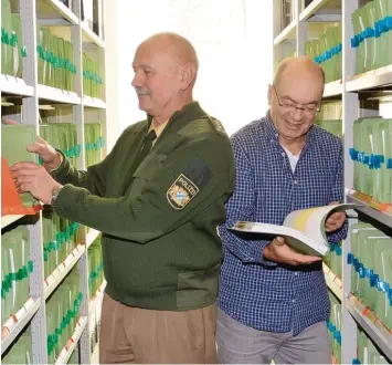  ?? Foto: S. Bronnhuber ?? Manfred Wiedemann (links) ist Leiter der Verfügungs­gruppe bei der Polizei Dillingen. Dazu zählen nicht nur die Beamten, sondern auch Angestellt­e. Auf dem Bild sind Wiedemann und Karlheinz Hitzler in der Abteilung Kriminalak­tenstelle.