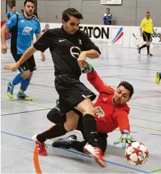  ?? Foto: Roland Stoll ?? UR Cup: Keeper Kevin Meier (Emersacker) kann den Wertinger 2:1 Torschütze­n Mat this Korn (links) nicht stoppen.