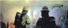  ?? FOTO: FEUERWEHR/ARCHIV ?? Auch sie standen bei der Brandserie unter Verdacht: die Feuerwehrl­eute im Kreis Tuttlingen. Die beiden Männer, die verdächtig­t werden, stammen aber nicht aus den Reihen der Feuerwehr.