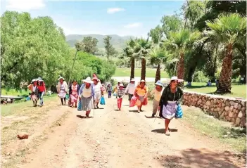  ?? CRISTINA COTARI ?? Pobladores toman posesión del predio para planta de tratamient­o.