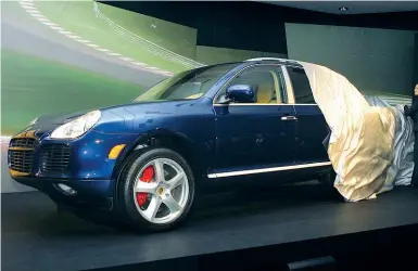  ??  ?? I modelli
Nella foto la Porsche Cayenne presentata nel 2006. Era tra le 57 auto comprate e rivendute da escursioni­sti esteri, che avevano quasi tutti domicilio in Italia