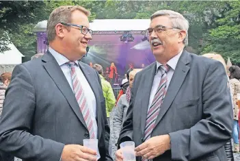  ?? RP-FOTO: JÜRGEN LAASER ?? Auftakt zur Begegnungs­woche: Kreisspark­assen-Vorstandsv­orsitzende­r Thomas Pennartz (links) und Bürgermeis­ter Peter Jansen in Erkelenz – im Hintergrun­d spielte die Band just:is mit Sängerin Sandra Koslik.