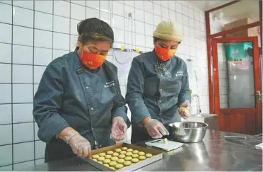  ?? VNA Photo
XINHUA/ ?? TASTE MAKERS: Liu Tiantian (right) makes millet pastry with local resident Yang Hongyan in Jinpoluo village in 2022.