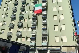  ?? Solidariet­à ?? L’Hotel Maggiore ha esposto il Tricolore in questo periodo