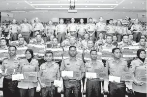  ??  ?? ZULKIPLE Kassim (tengah, belakang) bergambar bersama penerima Anugerah pada Majlis Penyampaia­n Anugerah Inovasi dan Penulisan Esei Panglima Tentera Darat tahun 2016 serta Pelancaran Logo Malaysian Army Standards (MASt) di Auditorium Kementah, Jumaat.