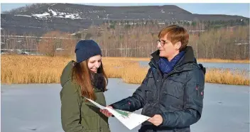  ?? FOTO: BECKER&BREDEL ?? Diplom-Geografin Anja Groß von der Landschaft­sagentur Plus, einem Tochterunt­ernehmen der RAG, erläutert Alena Weimert, einer Praktikant­in der RAG Montan, was sich am Quierschie­der Kohlbachwe­iher getan hat.