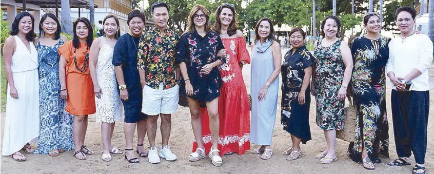  ??  ?? Paloma Urquijo Zobel and Bea Zobel Jr. (center) with Ayala Malls executives (from left) Pivi Diaz, Roann Hinolan, Ruby Chong, AC Legarda, Rowena Tomeldan, Mark Sablan, Myrna Fernandez, Clavel Tongco, Marjie Duque, Maricris Bernardino and Joseph Reyes