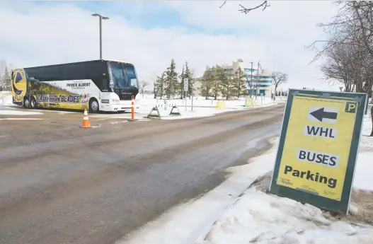  ?? BRANDON HARDER ?? The Saskatoon Blades' team bus sits outside the University of Regina, the site of the WHL'S East Division hub. Games are set to begin on March 12 at the Brandt Centre.