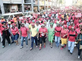  ?? PICTURE: SIBONELO NGCOBOS ?? WORKERS’ SOLIDARITY: Cosatu members march through in the streets of Durban on Workers’ Day. President Jacob Zuma was heckled at the union federation’s main rally in Bloemfonte­in on Monday.