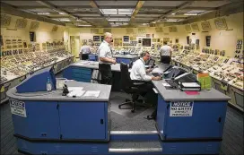  ?? RALPH BARRERA / AMERICAN-STATESMAN ?? Wayne Paul (seated) takes over the overnight shift in the control room for the Unit 1 reactor at the South Texas Project Electric Generating Station. The STP is one of the largest nuclear power facilities in the nation. STP’s two units produce 2,700...