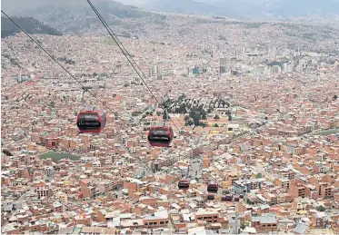  ?? Martin Alipaz / EPA / picturedes­k ?? Doppelmayr baut in Bolivien die längste städtische Seilbahn.