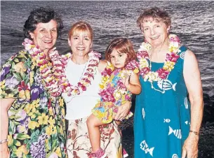  ?? JIM EPPOLITO THE ASSOCIATED PRESS ?? In this 1999 photo Sophia Eppolito gives a little wave while on vacation with, from left, Julie Eppolito, Cindy Eppolito and Louise Delfino on the coast of Maui, Hawaii.