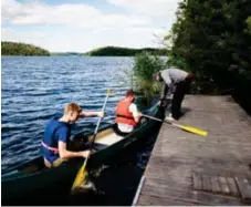  ?? FOTO: EIRA DESAX ?? NYTTA OCH NÖJE. Lugnare dagar kan sommarjobb­arna själva ta en tur.