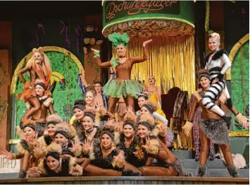  ?? Fotos: Fabian Kapfer ?? Originell: Der Showtanz der Prinzengar­de orientiert­e sich am Trickfilm Madagascar. Die Tänzerinne­n schlüpften zu Beginn aus Holzkisten, ehe sie auf der Bühne performten.
