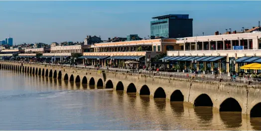  ?? ?? Les 30.000 m2 de Bord’eau Village s’étendent sur 800 mètres le long des quais de Bordeaux. (Crédits : Bord’eau Village)