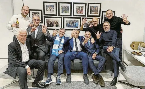  ?? ?? Pep Guardiola y su círculo de amistades haciendo el ‘4’ con sus manos tras la goleada al Real Madrid del pasado miércoles en el Etihad Stadium