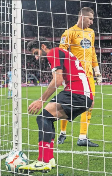  ??  ?? Raúl García corre a por el balón tras empatar de penalti ante el Celta.