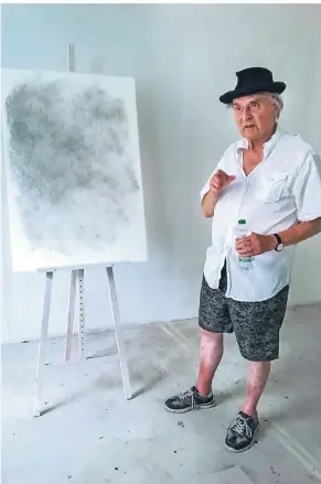  ?? FOTOS: L. SCHRÖDER ?? Harald Naegeli mit dem Hut Werner Schmalenba­chs in seinem fast leeren Atelier. Nur die Ur-Wolke steht noch auf einer Staffelei.