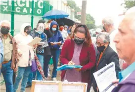  ?? YAZMÍN SÁNCHEZ ?? Pese al frío, ancianos hicieron largas filas.