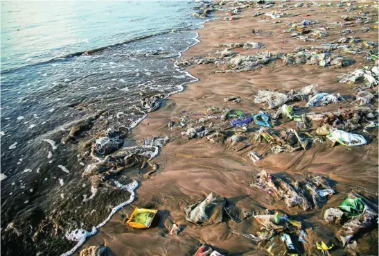  ?? EFE ?? Restos de plástico llegados a la playa de Kuta, en Indonesia