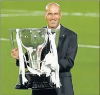  ??  ?? Zidane, con el trofeo que lleva su sello.