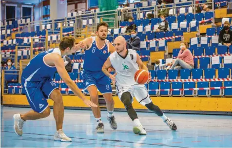  ?? Foto: Julian Leitenstor­fer ?? Die Landsberge­r Basketball­er um Mateusz Bobrowski (weißes Trikot) behielten in einem engen Heimspiel gegen Hellenen München II am Ende die Nerven und damit auch die Punkte.