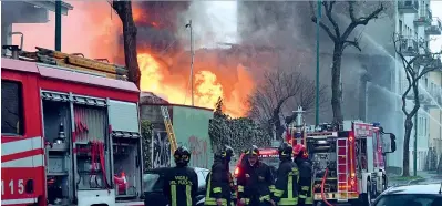  ?? (Bennati) ?? Lo spegniment­o I vigili del fuoco impegnati a domare l’incendio divampato a Cologno Monzese