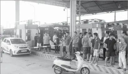  ?? ?? Người dân tập trung phản đối việc thu phí trên tuyến đường cũ vào thị trấn Thanh Nê (huyện Kiến Xương).