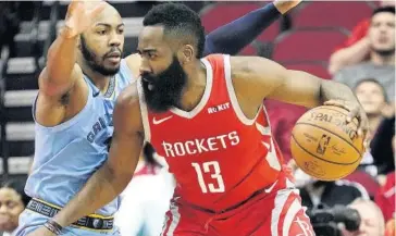  ?? FOTO: AP ?? &gt;James Harden (13), de los Rockets, tuvo una gran noche.