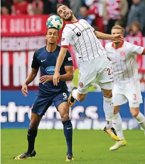  ?? FOTO: IMAGO ?? Niko Gießelmann (Mitte), im Sommer aus Fürth gekommen, schwärmt vom Teamgeist bei Fortuna. Links der Heidenheim­er Robert Glatzel.